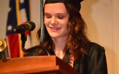 Estudiante graduado que habla