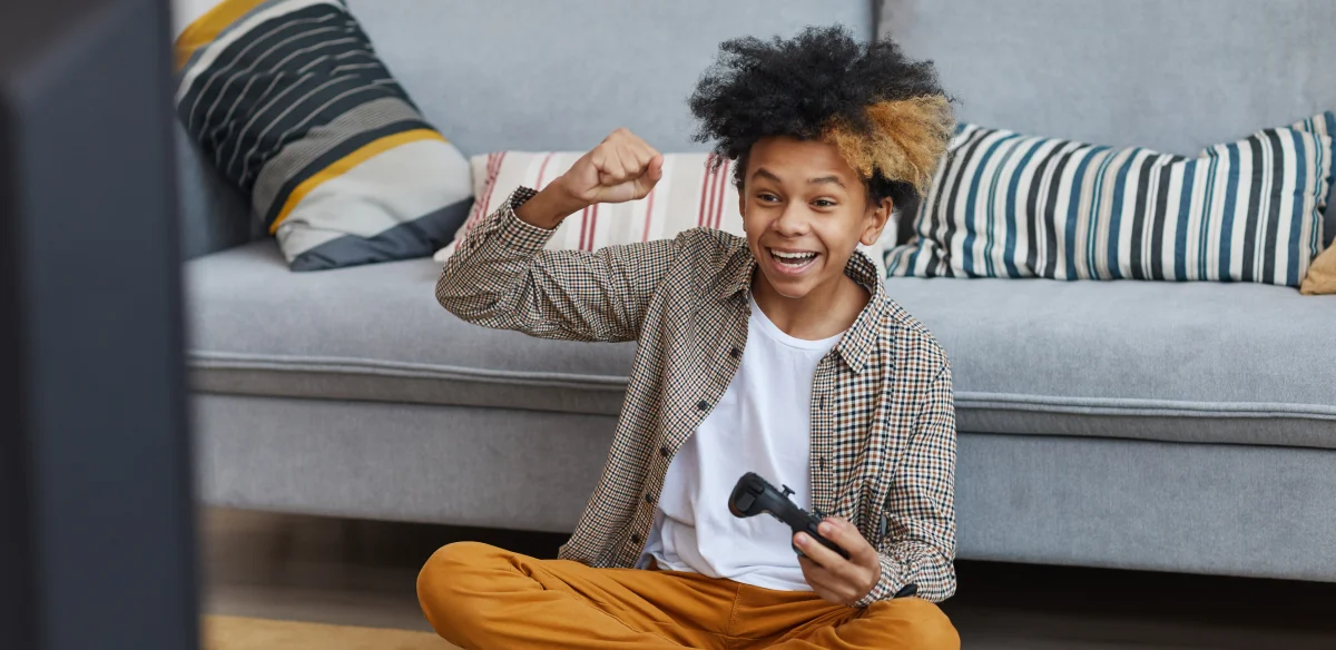Alumnos que juegan a videojuegos en casa