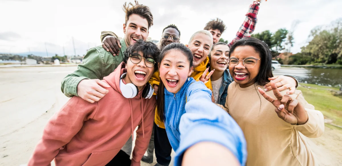 Grupo de estudiantes tomándose un selfie