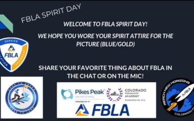 Banner promocional para el Día del Espíritu FBLA con los logotipos de Pikes Peak Online School y Colorado Preparatory Academy, todos con tecnología K12. La pancarta es en azul y oro, invitando a los participantes a compartir su cosa favorita acerca de FBLA ya sea en el chat o en el micrófono.