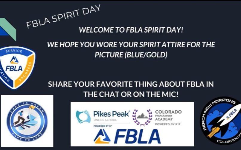 Banner promocional para el Día del Espíritu FBLA con los logotipos de Pikes Peak Online School y Colorado Preparatory Academy, todos con tecnología K12. La pancarta es en azul y oro, invitando a los participantes a compartir su cosa favorita acerca de FBLA ya sea en el chat o en el micrófono.