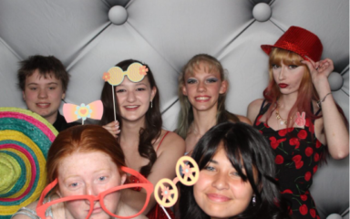 foto de grupo del baile de graduación